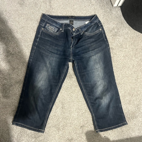 Embroidered denim capris - Picture 2 of 6